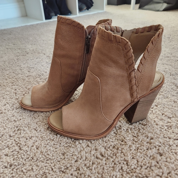 VINCE CAMUTO - Picture 3 of 3